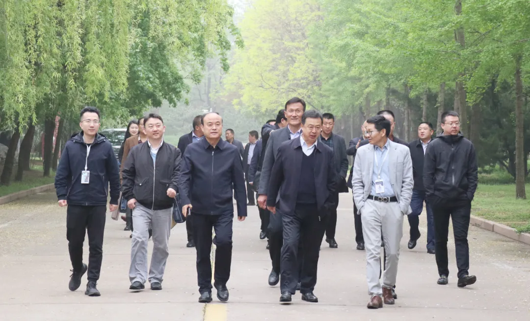 济南南部山区管委会领导、历城一中教育集团专家莅临我校参观考察