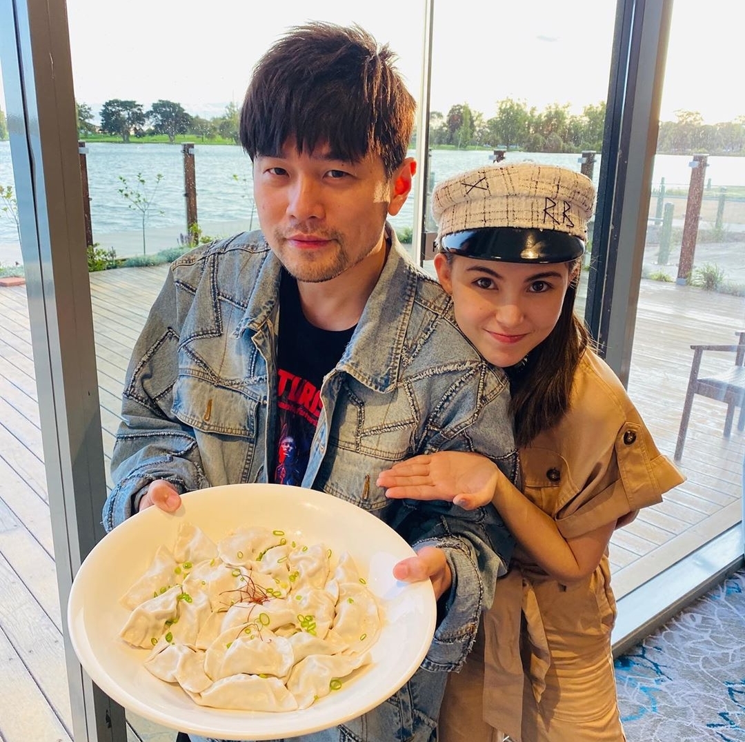 周杰伦和岳父一起过父亲节，同时向昆凌送吻，周董边亲边笑超害羞