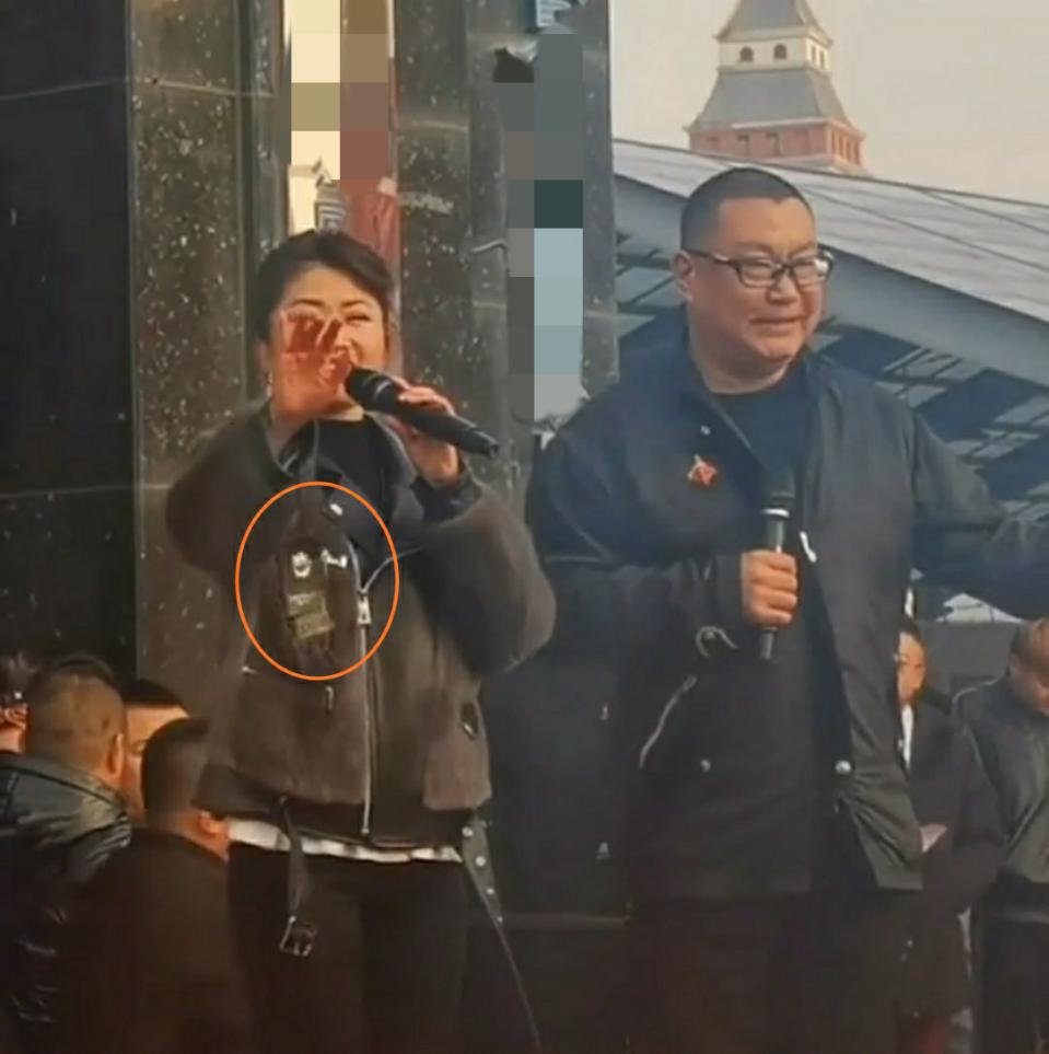 51岁尹相杰与新搭档商演，舞台简陋没人听，衣服吊牌都不摘？