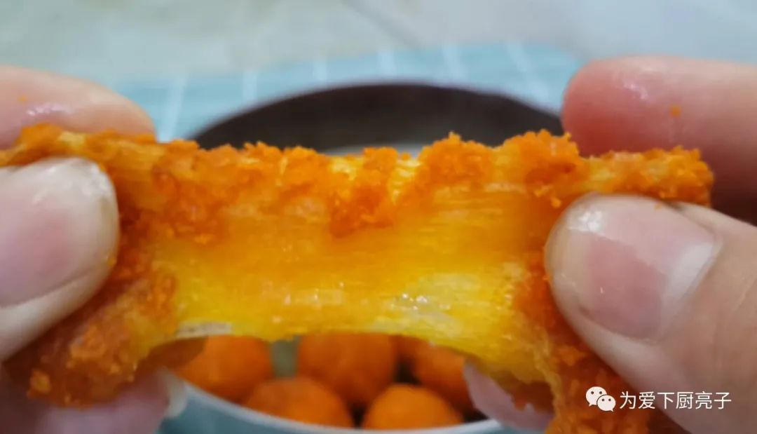 自制南瓜丸子的做法，锅里一炸，出锅不发硬不吸油，全家都抢着吃