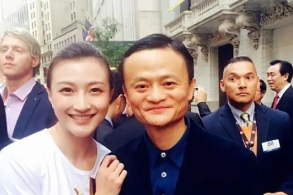 20年前阿里的前台小妹，马云给了0.2%的股份，现