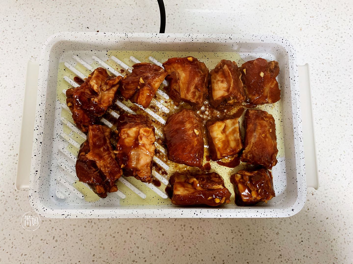 The ribs are not fried or grilled. They are addictive after eating them. They are delicious and tender, and a large plate is not enough.