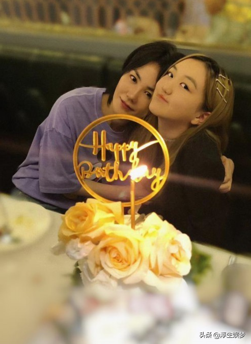 14岁李嫣过生日染金发秀美腿惹着了谁？别再拿年龄和嘴唇说事了