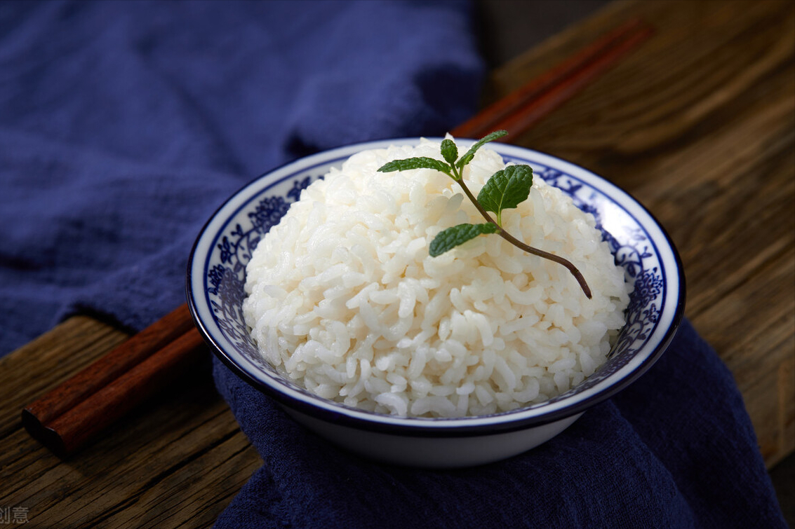 煮米饭，不要直接加水下锅，牢记2个技巧，米饭香软，粒粒分明-第3张图片-农百科