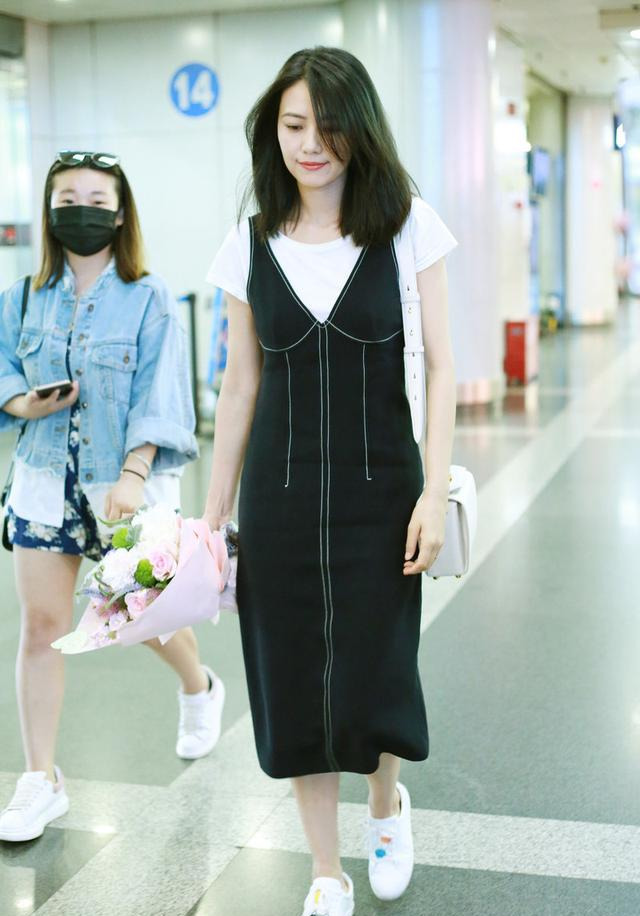 大S與小S出遊，姐妹2人穿同款白衣黑褲，簡潔隨意的Style不失端莊