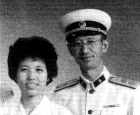 开国中将周希汉，求婚17岁女兵被拒，陈赓出招，当天就张罗了婚礼