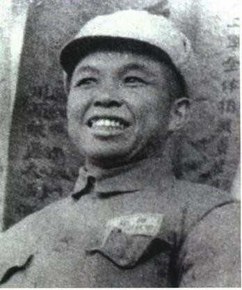 建国后，司令的警卫员发现一名乞讨老太，一问才知是首长的老母亲