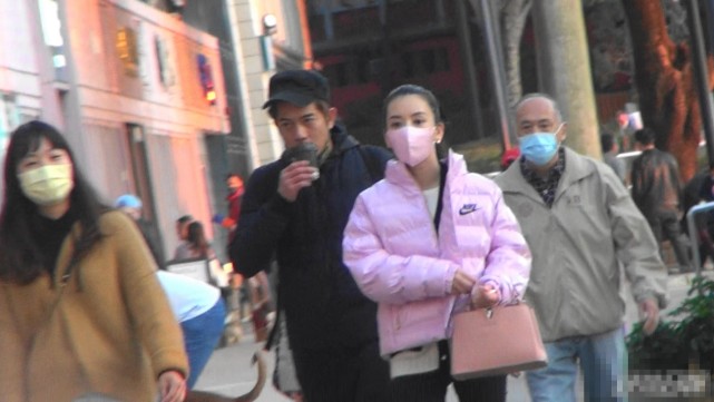郭富城一家四口罕見同框，夫妻挽手很甜蜜，倆女兒正面超可愛