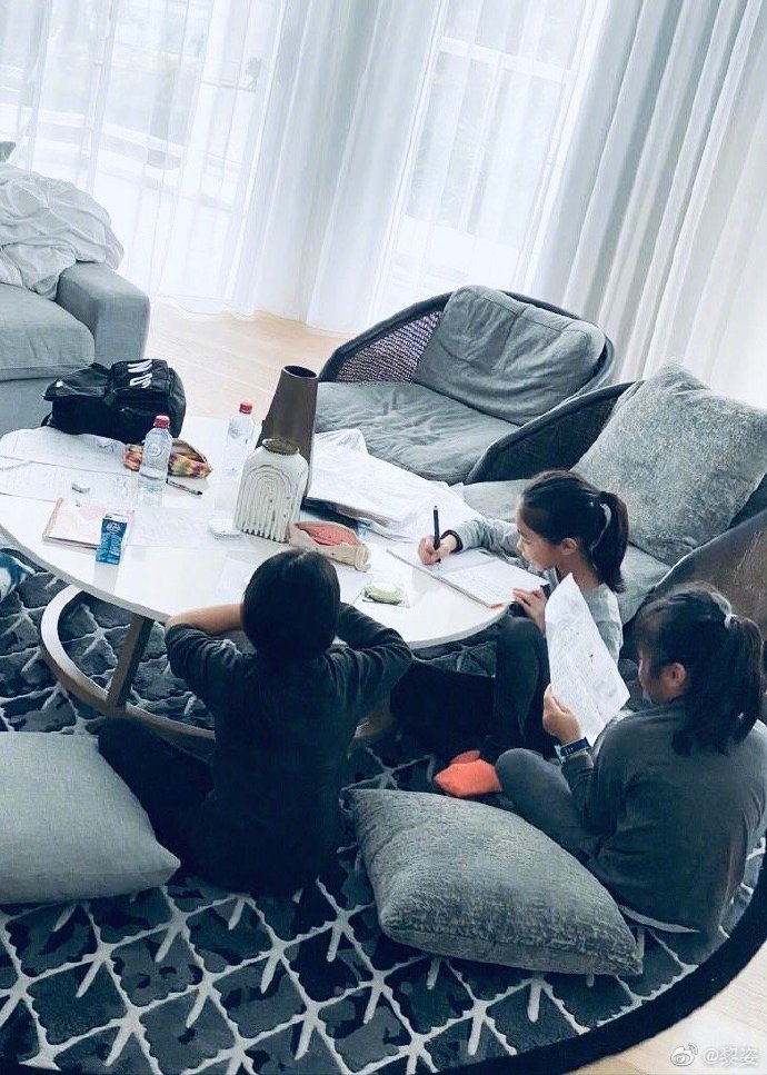 黎姿带3个女儿做善事，为独居长者送中秋礼物，人美心善超暖心