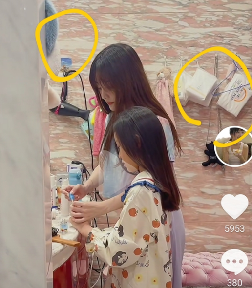 二月二李小璐为女儿理发，手法娴熟母爱满满，浴室布置接地气