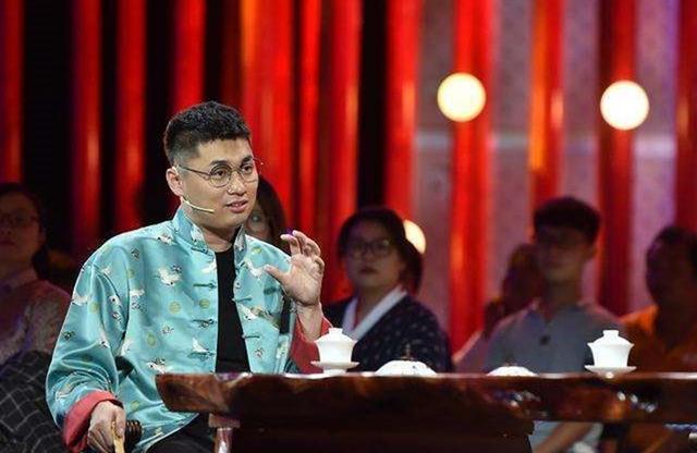 放弃德云社的“鹤”字辈，转投曹云金门下，赵