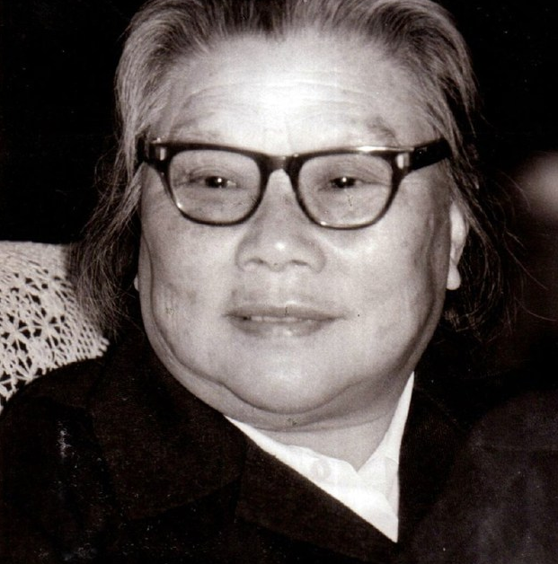 她是副国级，丈夫是正国级，丈夫105岁时瘫痪的她突然站起走路了