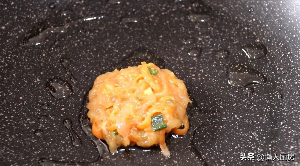 很多人說雞胸肉吃著柴，那是你不會做，配上胡蘿蔔，做成雞肉餅