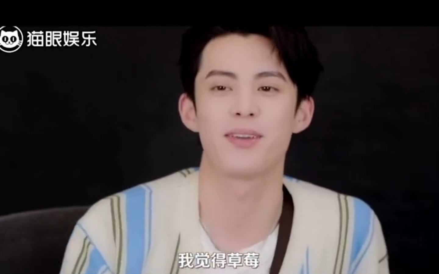 秦岚与小19岁王鹤棣同框，称和他拍吻戏像吃榴莲，甜软回味无穷