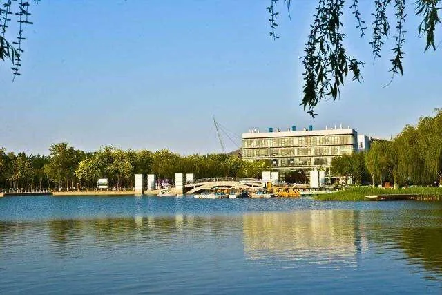 河北的一个县,由沧州市下辖,为我国园林城市,距北京260公里