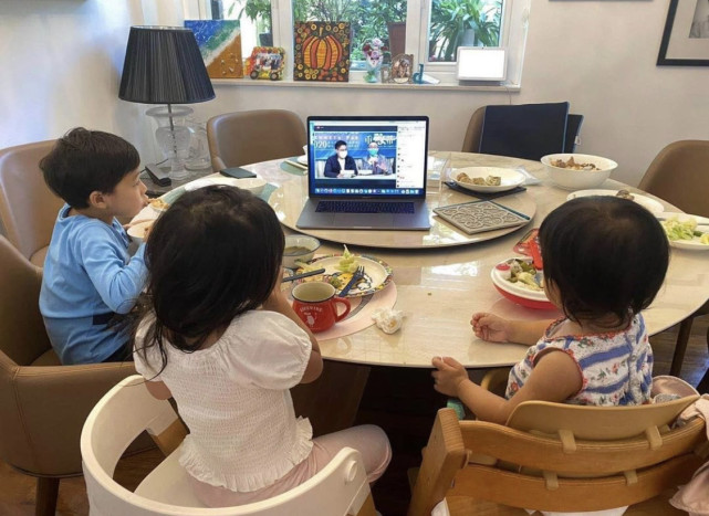 霍啟剛曝晶晶教仨孩子做作業會煩躁，否認因孩子教育與太太有摩擦