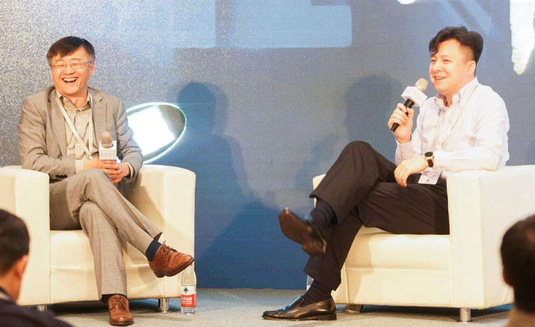 孟晚舟夫妇再同框！老公西装革履气质佳，默默