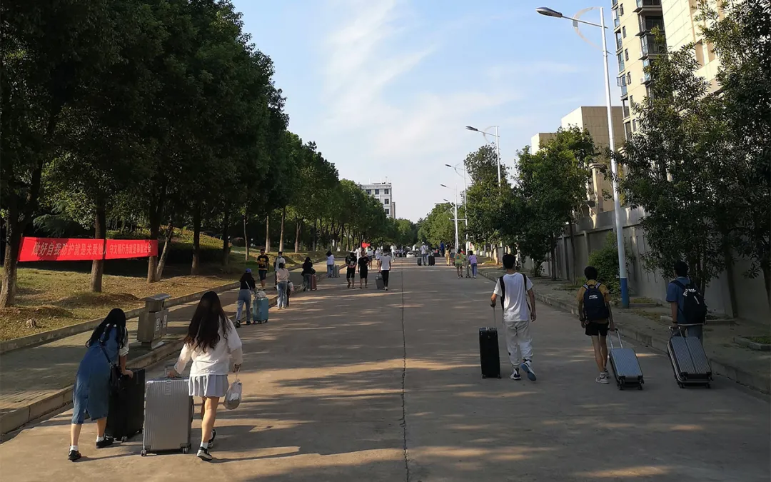 阔别整整8个月，鄂州这所大学开学啦！久盼、重逢、拥抱