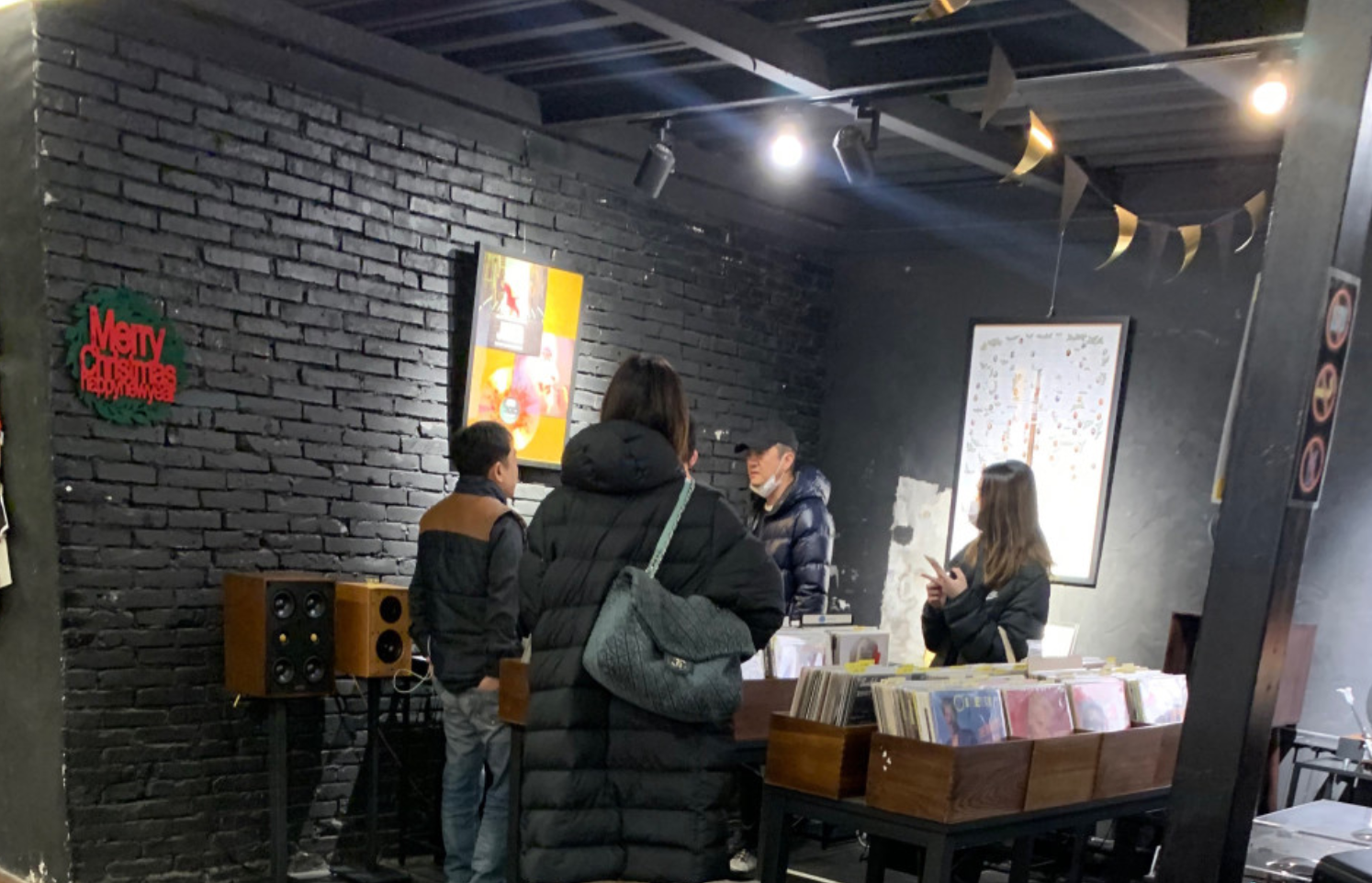 李亚鹏带女儿见女友，“一家三口”逛街显拘谨，李嫣捧手机玩不停