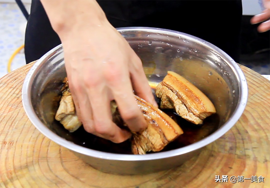 大廚做正宗豫菜“河南條子肉”,出鍋飄香四溢,肥而不膩又入味