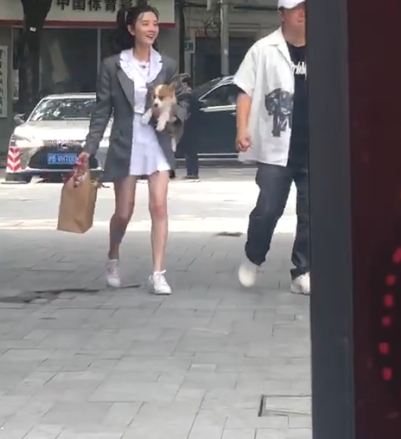 宋祖儿黄渤综艺路透照被疯传，看清她的鞋子，这是对前辈最大尊重