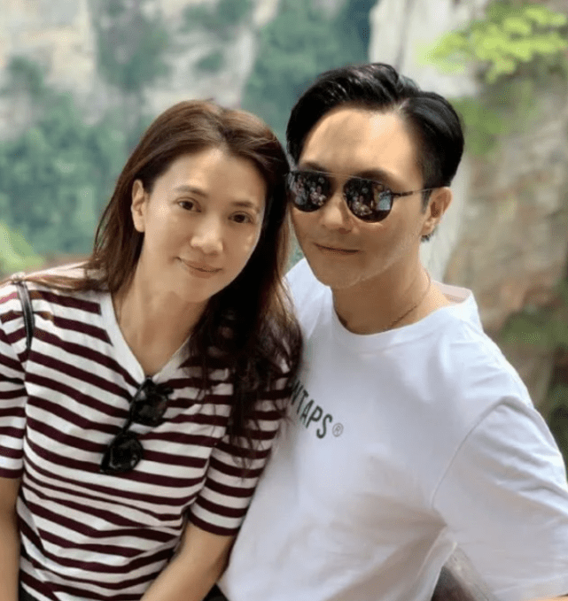 张智霖50岁生日会紧搂陈小春，袁咏仪应采儿醋意大发，相约买包