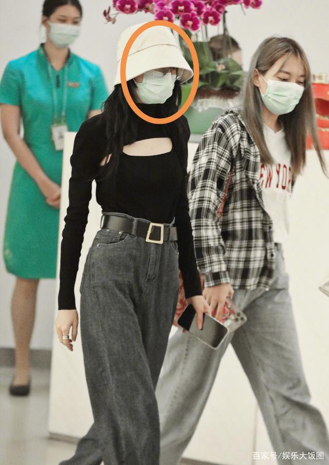 迪丽热巴镂空拼接上衣现身机场，竟然有人吐槽身材毁了