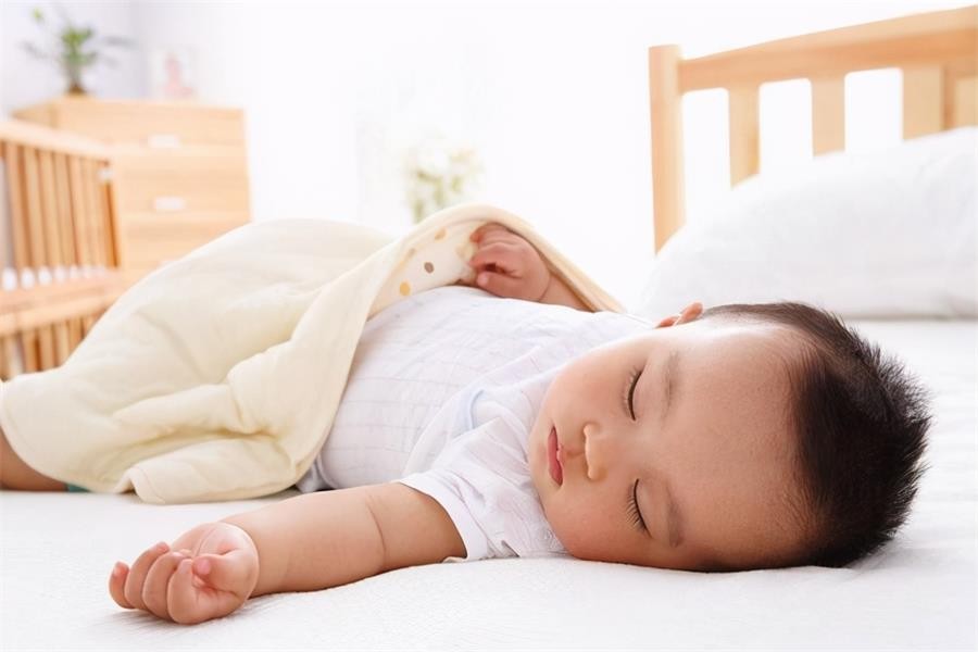 宝宝夜晚睡觉总是踢被子，未必就是热，孩子的“苦衷”妈妈得了解