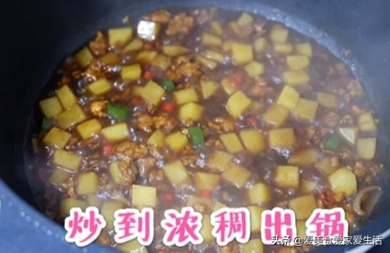 Delicious to the noodles served with soy sauce of ground meat potato that licks a bowl, sauce is sweet full-bodied, 