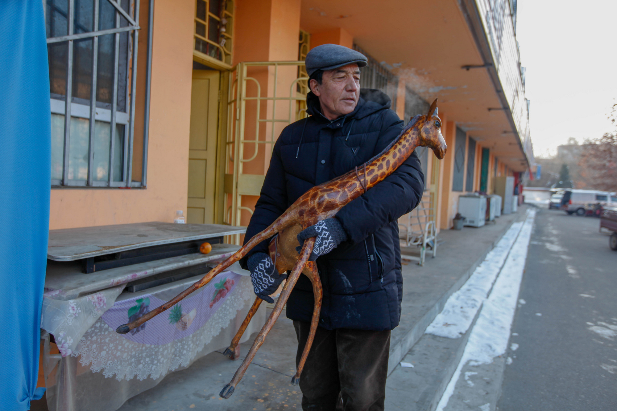 真牛新疆大叔凭想象堆出逼真雪牛没学过全靠凭空想象