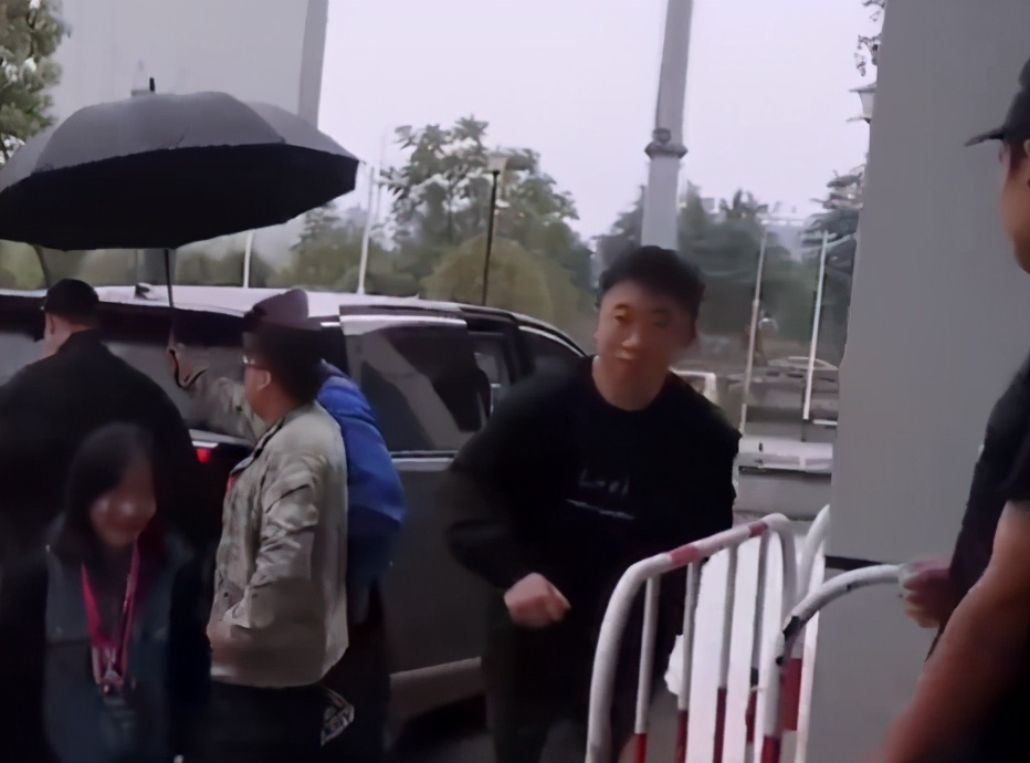 保安认错人给杨迪助理打伞“主角”淋雨 自己热搜上的好尴尬