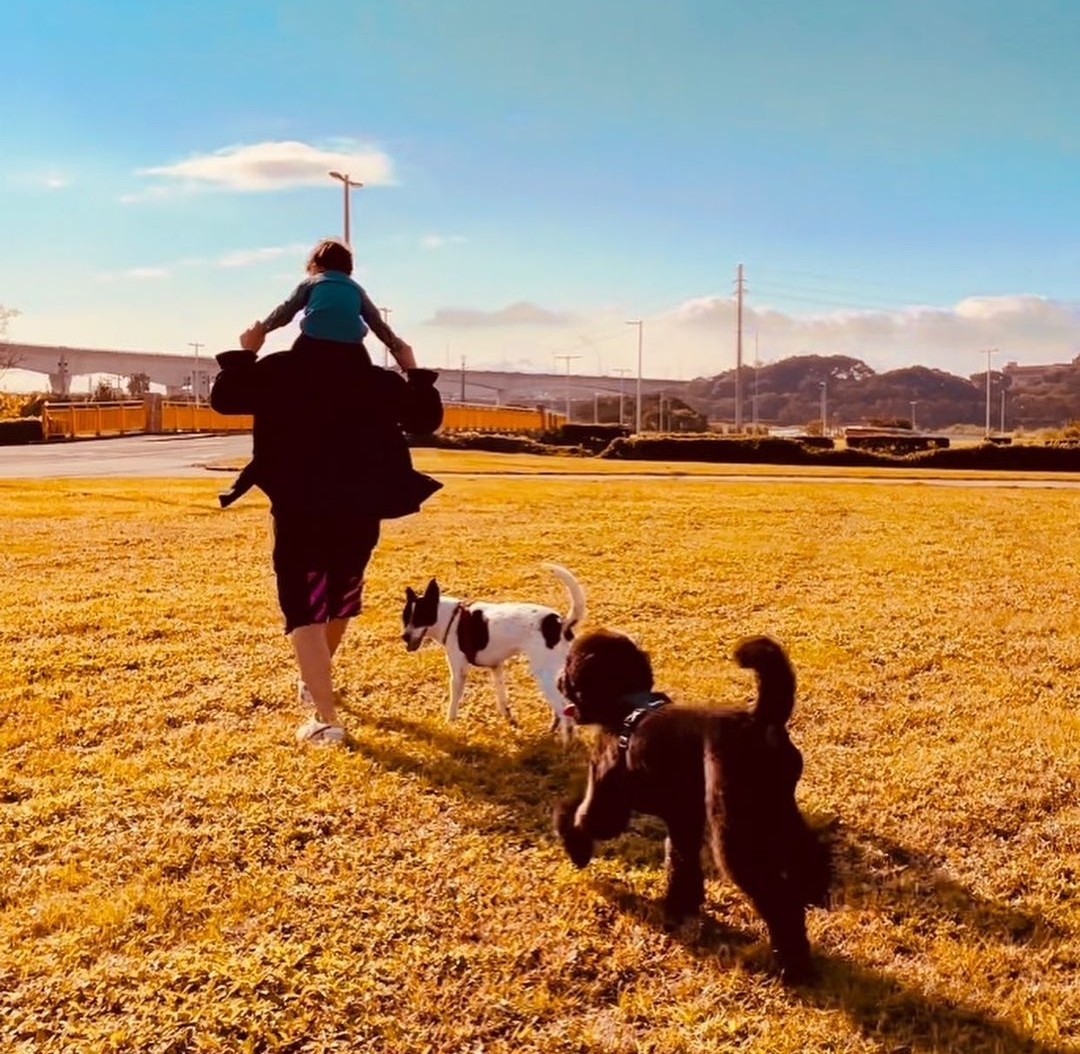 昆凌參加親子運動，女兒搬輪胎不嬌氣，弟弟高冷比耶成Q版周杰倫