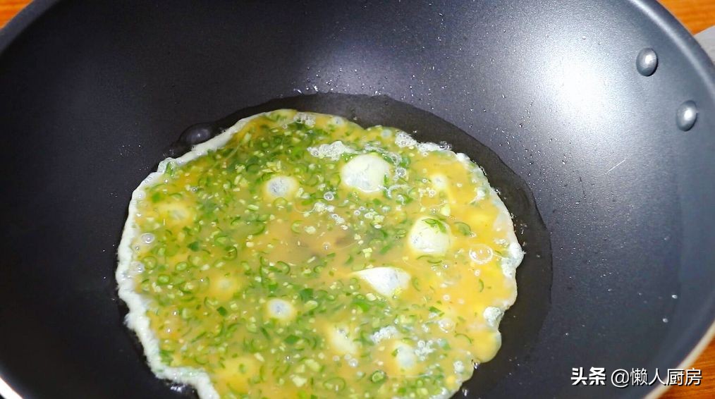 雞蛋和辣椒一起炒，比加了麵粉的雞蛋餅好吃，不用為先炒哪個犯愁