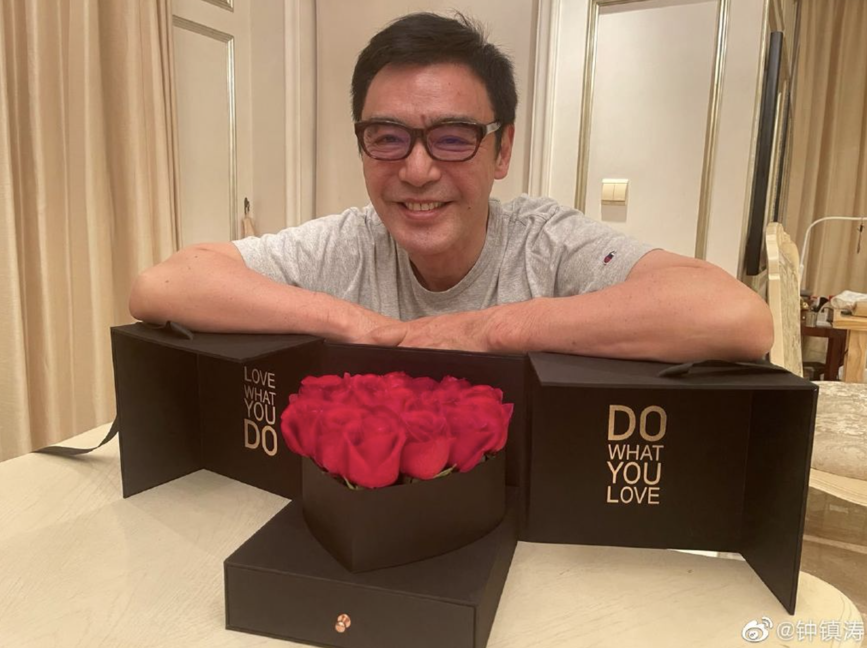 鐘鎮濤曬照慶68歲生日，范姜安排派對製造驚喜，仨女兒伴隨慶生