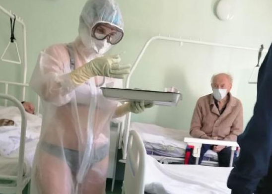 只因天气太热，俄一线女护士穿透明装照顾患者，瞬间火爆网络