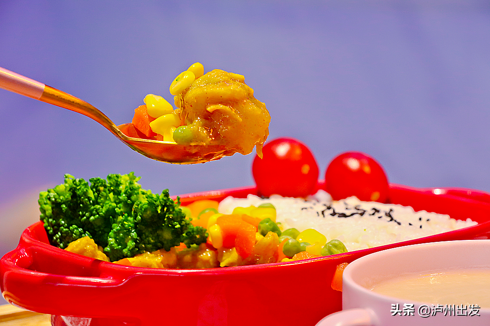 Can pull silk, can shed juice! Lu city Jing shows Aoteman thematic hamburger inn! Adjoining child is greedy cried