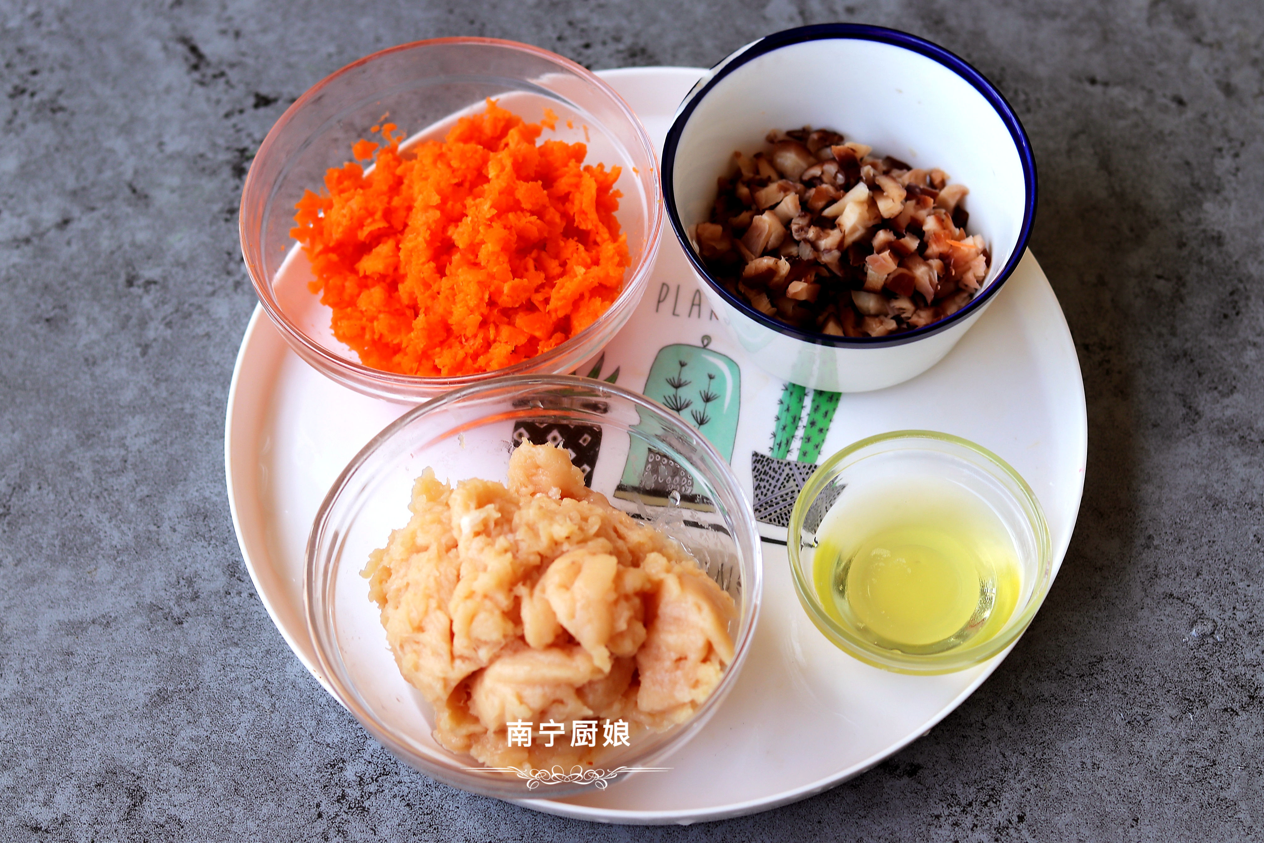 雞胸肉加入香菇雞蛋做成小餅，外酥里嫩，低脂營養，多吃也不怕胖
