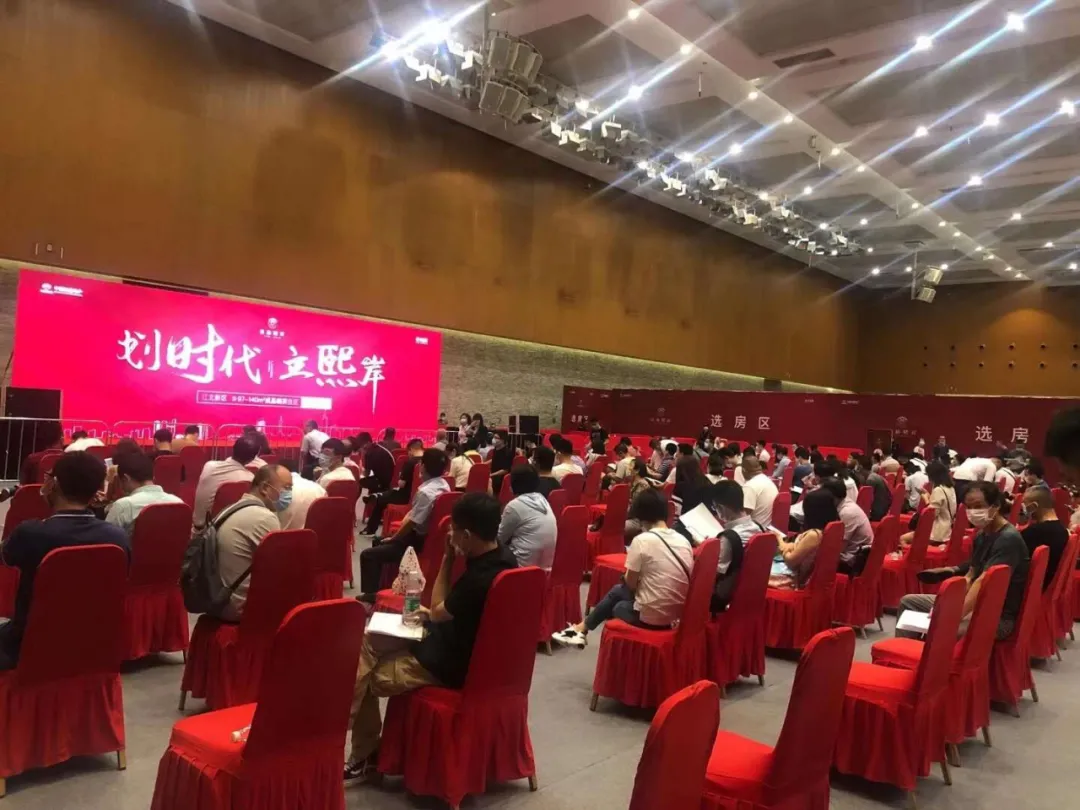 今天，南京买房人为两家新盘陷入疯狂