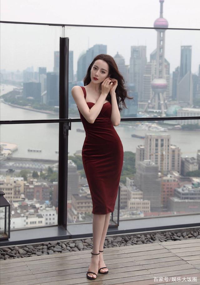 迪丽热巴镂空拼接上衣现身机场，竟然有人吐槽身材毁了