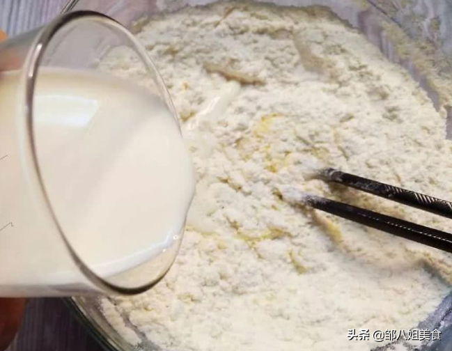 原来炸油条很简单，想吃就做，个个空心蓬松，金黄酥脆，教您方法