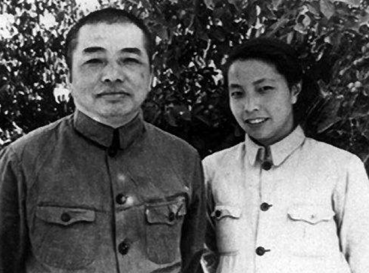 彭德怀三段婚恋，初恋被逼跳崖，原配无奈背叛