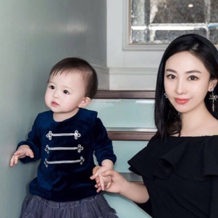 樊少皇二胎喜得小女兒，倆女兒穿公主裙，一家四口三美女