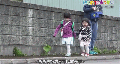 温暖！4岁和2岁姐妹花独自外出跑腿，这件事让大