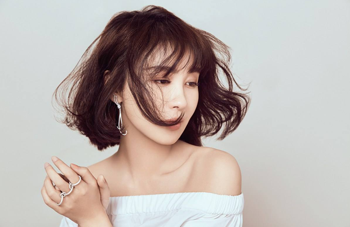 自从和黄晓明分手后，“人间尤物”般存在，b