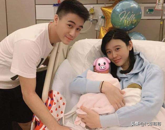 赌王去世奚梦瑶穿红衣被骂，悼文未见名字，网