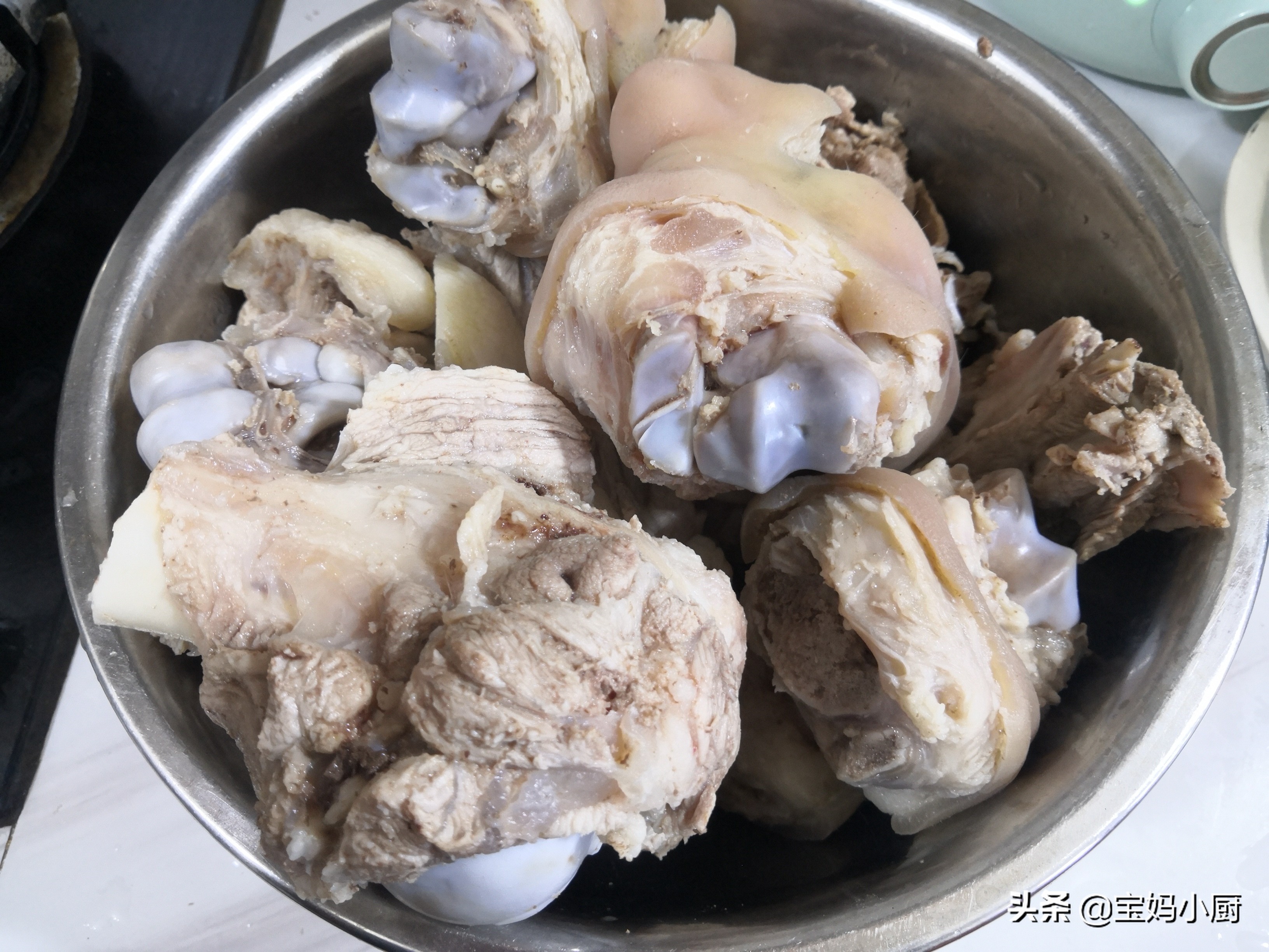 自打学会酱骨头这做法，每周都得做一盆，不到一百块，实惠管饱