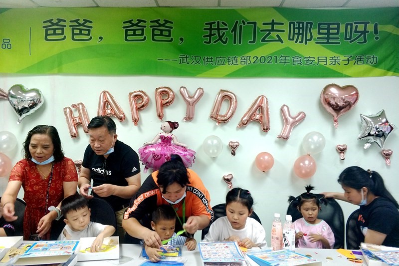 参观爸爸工作的地方，食品安全科普活动走进康师傅生产车间