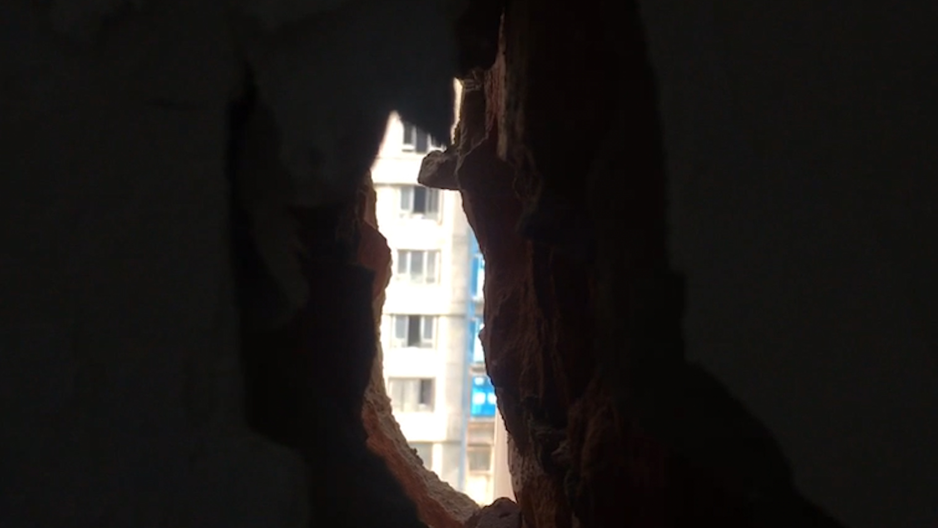 河南7层楼从头到脚裂成两半 屋内触目惊心场景曝光
