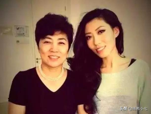 母亲贪污3.5亿曾被判死刑，曲婉婷再次发文：相信正义