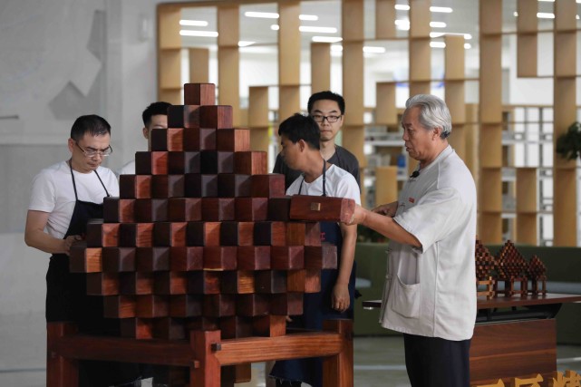 64岁中国木匠大爷打造鲁班锁，成功打破吉尼斯世界纪录